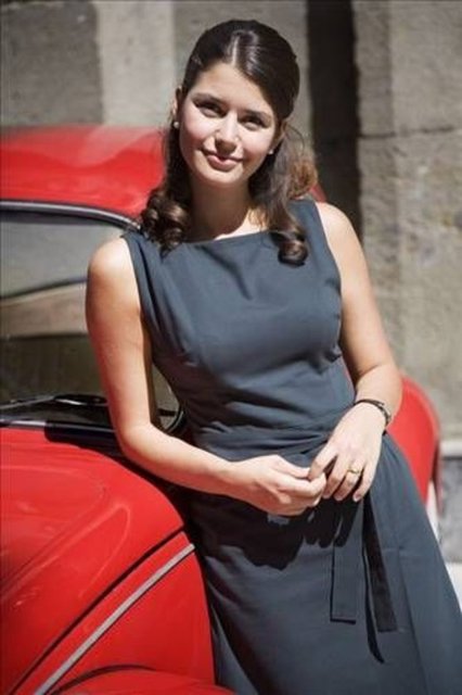 Beren Saat -  - Annesinin ısrarı ve o dönemde birlikte olduğu sonra bir trafik kazasında kaybettiği erkek arkadaşının desteğiyle Türkiye'nin Yıldızları yarışmasına katıldı. Yarışmayı birinci değil ikinci olarak tamamladı. Ama sonrasında yıldızı parladı.