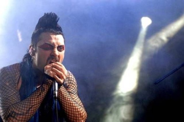 Hayko Cepkin -  - 1997 yılında profesyonel müzik yaşamına başladı. 2005'te beste ve müziğini kendisinin yaptığı ve evinde kaydettiği şarkıları bir araya getirerek ilk albümünü çıkardı. Sakin Olmam Lazım adlı albümüyle müzik marketlerdeki yerini aldı.