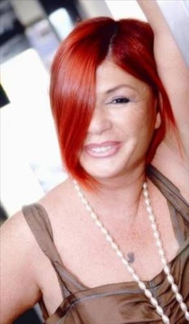 Emel Müftüoğlu -  - İstanbul Devlet Konservatuvarı Şan Bölümü'nü bitirince 1985 yılında profesyonel müzik hayatına ilk adımını Güneş Gazetesi'nin açtığı müzik yarışmasında birincilik alarak attı.