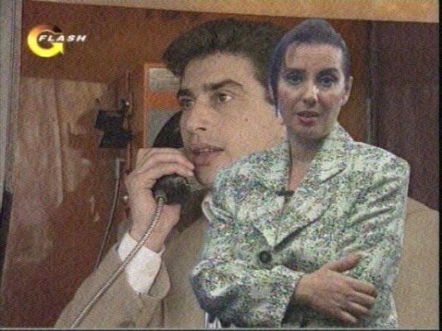 Perihan Savaş -  - Hatta hâkim ailesine, "13 yaşındaki kızı evlendirmeye utanmıyor musunuz?" dedi ama nikâh kıyıldı. Fakat eşi "Tiyatrodan ayrıl" deyince boşandı. 10 yıl tiyatroyla ilgilendi. 1972 yılında "Korkusuz Beşler" filmiyle başrole yükseldi. -