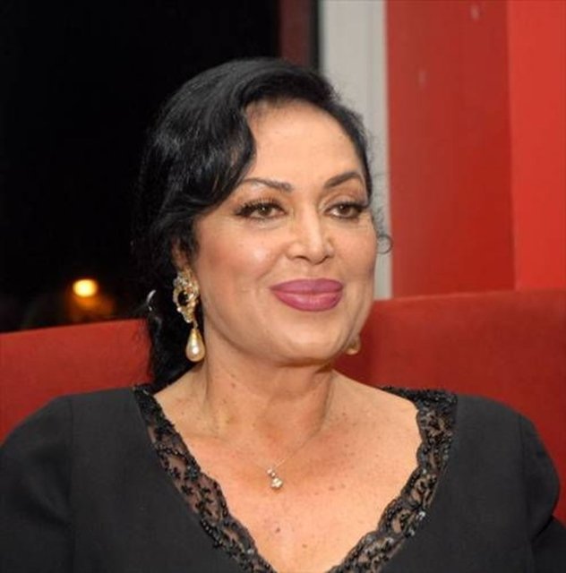 Türkan Şoray -  - Şoray'ın kaderini değiştiren olay ise yeni taşındıkları bu semtte ev sahiplerinin kızı Emel Yıldız'la tanışması olur. Yıldız sayesinde Yeşilçam'a adım atan Şoray yapımcı Türker İnanoğlu'nun dikkatini çeker...