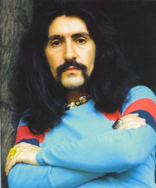 Barış Manço -  - Türkiye'den ayrılıp Belçika'da öğrenim hayatını sürdürmek isteyince Harmoniler dağılır. Bu kadronun kaydettiği iki türkü 'Urfa'nın Etrafı Dumanlı Dağlar' ve 'Kızılcıklar Oldu Mu?' yıllar sonra yayınlanır. -