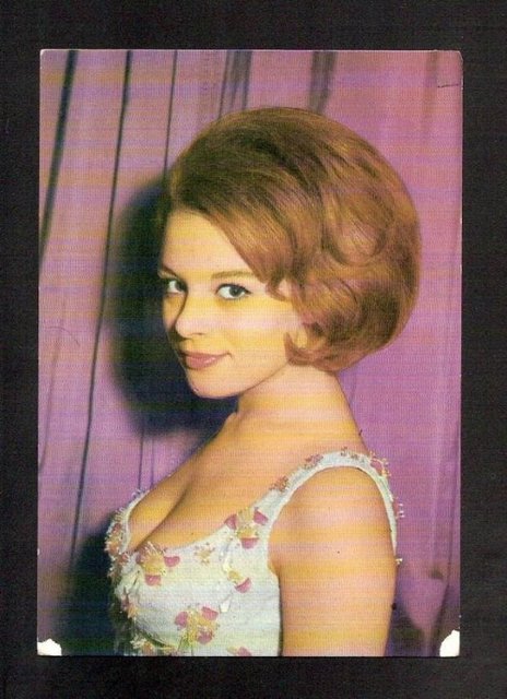 Hülya Koçyiğit -  - Metin Erksan'ın yönetmenliğini yaptığı 1963 tarihli Susuz Yaz filmiyle ilk kez izleyici karşısına çıktı. Film; Berlin'de büyük ödül Altın Ayı'yı kazandı. Böylece Koçyiğit mesleğin daha ilk basamağında çok iyi bir çıkış yapmış oldu