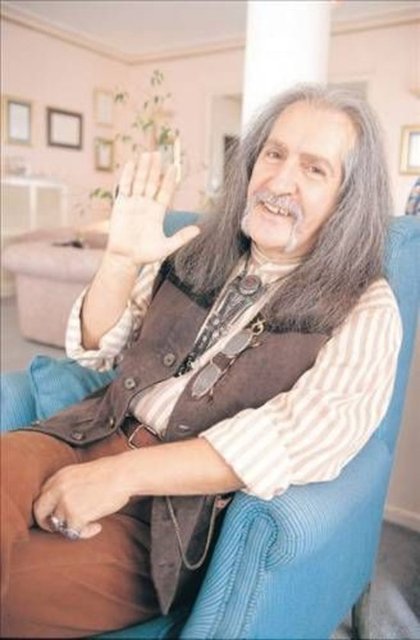 Barış Manço -  - 1958'de ilk grubu Kafadarlar grubunu kurar. Sonra Barış Manço Harmoniler grubunu kurar.Manço ilk bestesi 'Dream Girl'ü bu dönemlerde yapmış ve Ankara'da küçük bir müzik ödülünü de sahibi olmuştur...