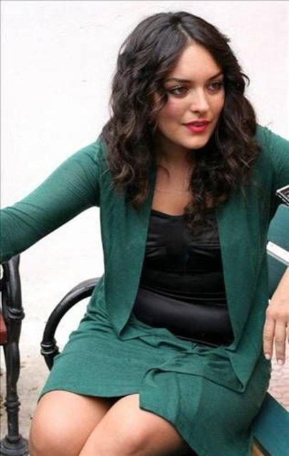 Ezgi Mola -  - 'Karate Can' adlı diziyle oyunculuğa adım atan Mola'yı Unutma Beni ve ardından Hırsız Polis'te izledik.Dizilerde evde kalmış kız karakteriyle dikkat çeken Mola, oynadığı 'Canım Ailem' dizisindeki Feride karakteriyle şöhreti yakaladı.