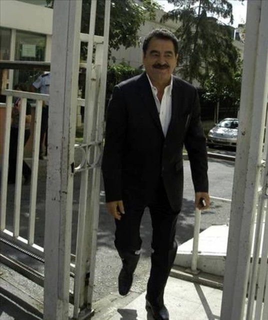 İbrahim Tatlıses -  - Adanalı bir sinemacının, inşaatta türkü söyleyen bu muazzam sesi duymasıyla birlikte şöhret yolu açılmış oldu. Önce Adana'da ardından Ankara'da çeşitli gazinolarda sahne aldı. Sesinin güzelliğini dinleyenler vasıtasıyla ünlü oldu.