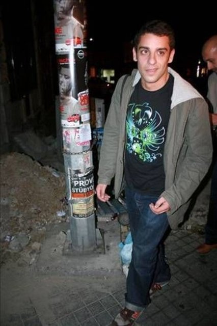 Dağhan Külegeç -  - Uzun yıllar yardımcı yönetmenlik ve reji asistanlığı yapan Dağhan Külegeç oynadığı 'Lise Defteri' ve 'Hırsız - Polis' dizilerinde dikkat çekti. Külegeç 'Kavak Yelleri' dizisindeki Efe karakteriyle şöhreti yakalayanlar arasına girdi.