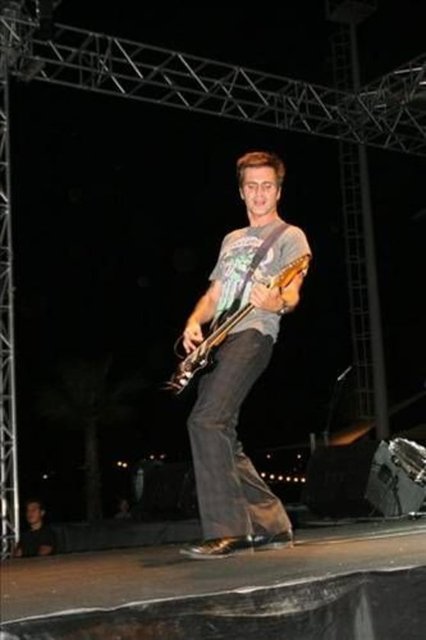 Teoman -  - Müzik kariyerine 1986 yılında kurduğu Mirage adlı grupta vokal yaparak başlayan Teoman, grubun dağılmasından sonra Mavi Sakal , Indians , Black Rose gibi gruplarda çalıştı ve sonra müzik kariyerine solo çalışmalarıyla devam etti.