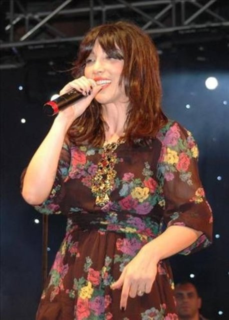 Hande Yener -  - Hande Yener, hayali olan şarkıcılığı gerçekleştiremeyince bir mağazada tezgahtarlığa başladı. Yener'in hayatı, çalıştığı mağazaya Hülya Avşar'ın gelmesiyle değişti. Avşar onu keşfettikten sonra Sezen Aksu'yla çalışmaya başladı.