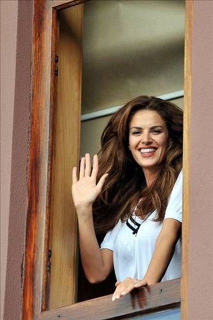 Tülin Şahin -  - 14 yaşında Danimarka'daki bir hamburgercide keşfedildi. Ünlü bir fotoğrafçı, onun tek kare fotoğrafını çekip modellik yarışmasına gönderdi. Yarışmada birinci oldu, dikkatleri çekti. -