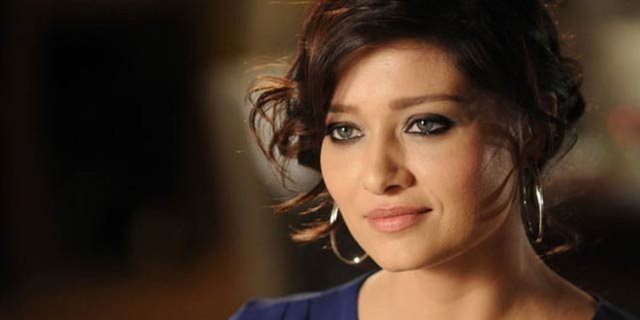 Nurgül Yeşilçay -  - Daha sonra "İkinci Bahar" dizisi için oyuncu seçmelerine girdi. Elediler, elediler, sonra onun diziye katılabileceğine karar verdiler. Türkân Şoray'ın kızı Gülsüm rolünü aldı ve milyonların hayranlığını kazandı.