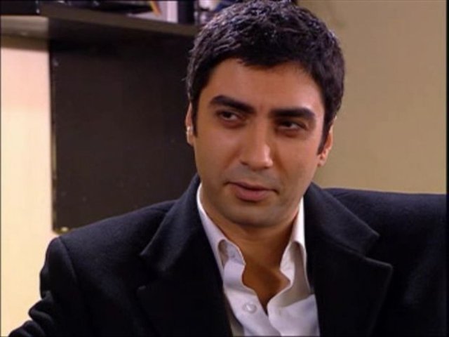 Necati Şaşmaz -  - ABD'de yaşanan saldırılar sebebiyle uçağı geri döndü. Hayatına Türkiye'de devam etme kararı aldı ve Ankara'da sigorta acentesi açtı. Çok geçmeden İstanbul'da Osman Sınav'la bir iş görüşmesinde buluştu...