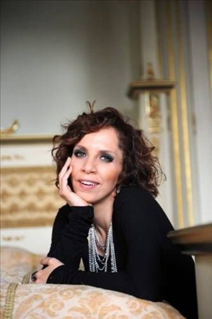 Sertab Erener - Işık Lisesi ve İstanbul Devlet Konservatuvarı'nda eğitim aldı. Sonra çeşitli gruplarda ve Sezen Aksu'nun yanında vokalistlik yaparak profesyonel müzik yaşamına başlayan Erener, 1990'ların başında Sezen Aksu'nun desteğiyle adını duyurdu.