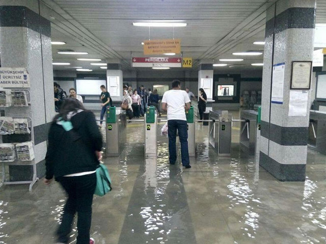 Ankara'da bugün saat 15.30 sıralarında gök gürültülü sağanak yağış hayatı olumsuz etkiledi.