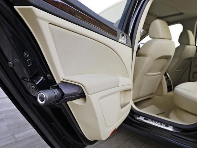 Skoda'da su tahliye kanallarına sahip saklama yerine Superb ile beraber gelen özel bir dizayna sahip şemsiye yerleştirildiğinde ıslak koyulan şemsiyeyi, kısa sürede kuru bir şekilde tekrar kullanabilirsiniz.