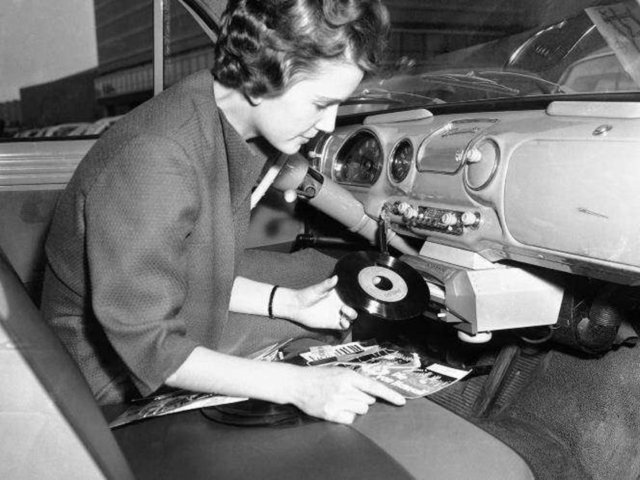 1950'li yıllların sonlarında bazı Chrysler modelleri plak çalarla donatılmıştı.