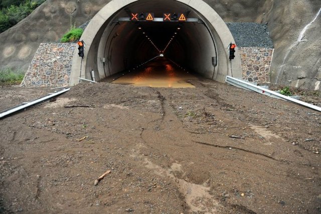 Düzce- Zonguldak D655 karayolunda yaşanan su baskını ve toprak kayması nedeniyle ulaşım güçlükle sağlanıyor.