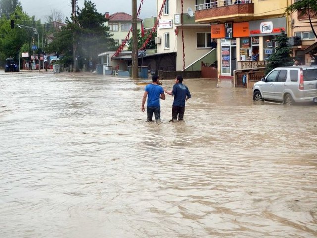 Sakarya'nın Geyve İlçesine bağlı Doğantepe köyü yakınlarında bulunan Karaçay deresinin taşması sonucu kaybolan 22 yaşındaki Taner Yaman'ın bulunabilmesi için çalışmalar başlatıldı.