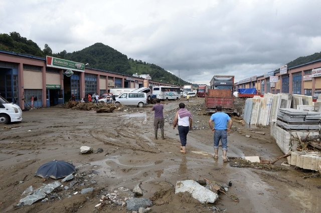 Artvin Valisi: Yoldere Köyü'nde 3 kişi, Eşmekaya'da 1 kişi, Yeşilköy'de 3 kişi, Hopa Merkez Orta Mahalle'de ev çöktü bir kişi hayatını kaybetti. -