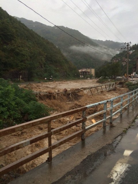 Artvin Valisi Kemal Cirit, AA muhabirine yaptığı açıklamada, il genelinde meydana gelen sel ve heyelanlarla ilgili Valilik bünyesinde Kriz Koordinasyon Merkezi oluşturulduğunu belirtti.  -