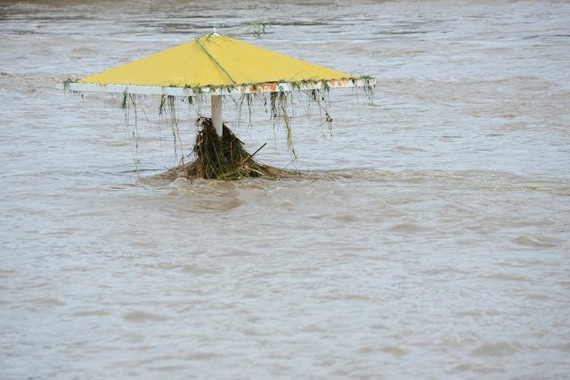 Helikopterle selin ortasında kalan bir vatandaşın kurtarılması ise an be an görüntülendi. Birçok vatandaş ise çatılara çıkarak kurtarılmayı bekledi.  -