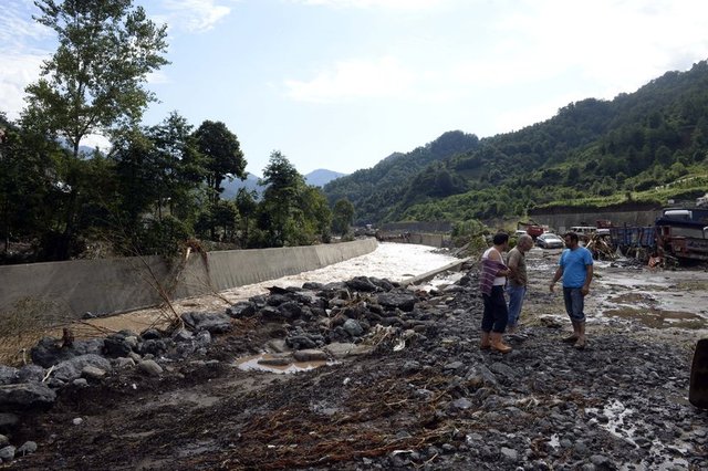 Gece saatlerinde başlayan ve sabaha karşı şiddetini arttıran sağanak yağış Güneşli Deresi'nin taşmasına neden oldu. -