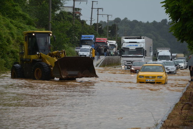 Düzce'nin Cumayeri İlçesi'ne bağlı Dokuzdeğirmen Köyü'nde yolun sularla kaplanması nedeniyle rafting tesislerinde mahsur kalan 13 kişi kurtarıldı. İş makinesinin kepçesine bindirilen kişiler güvenli bir bölgeye taşındı.  -