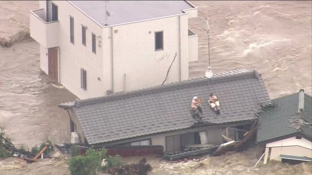 Japonya'yı vuran Etau Tayfunu'nun getirdiği yoğun yağmur sonrası oluşan selden etkilenen on binlerce vatandaş tahliye ediliyor.  -