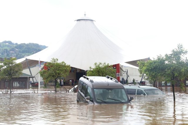 2 KİŞİ MAHSUR KALDI -  - Rize'de bir çok köy yolunun da küçük çaplı heyelanlar nedeniyle ulaşıma kapalı olduğu belirtildi.  -