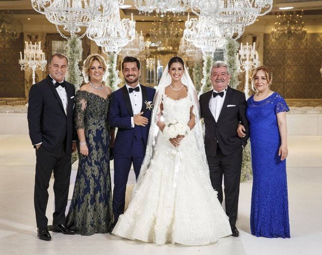 Terim, "Bundan sonra artık torunlarımızı sevmek istiyoruz. Bizi yalnız bırakmayan dostlarımıza teşekkür ediyoruz. Aile dostumuz Yılmaz Erdoğan'a da hazırlamış olduğu gayri resmi nikah töreni sürprizi için ayrıca teşekkür ederim. Geceye renk kattı" dedi