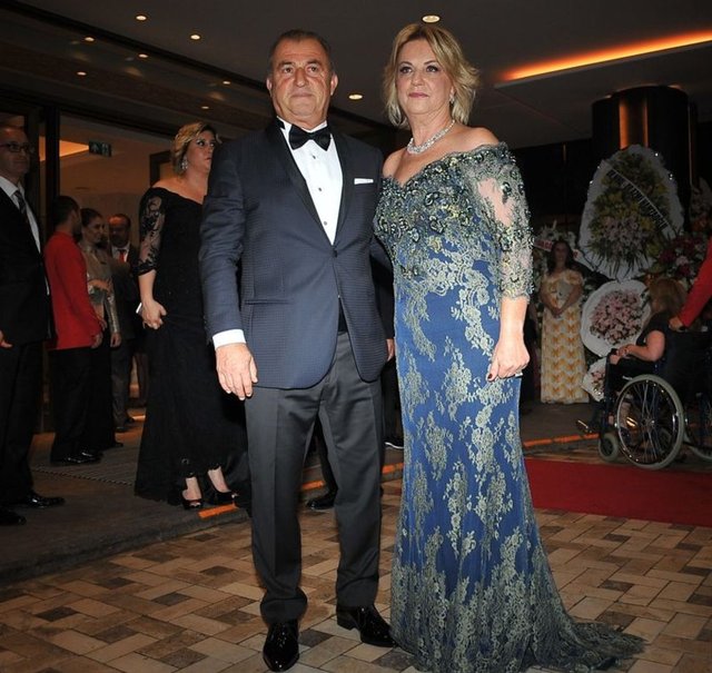 Düğün sonrası açıklamalarda bulunan tecrübeli teknik adam Terim, kızı Merve'nin sağlık problemlerinden dolayı düğüne iştirak edemediğini belirterek, "İnşallah Merve'de bize sağ salim torunumuzu getirecek. İkinci kızımı da evlendirdim. Çok mutluyuz" dedi.