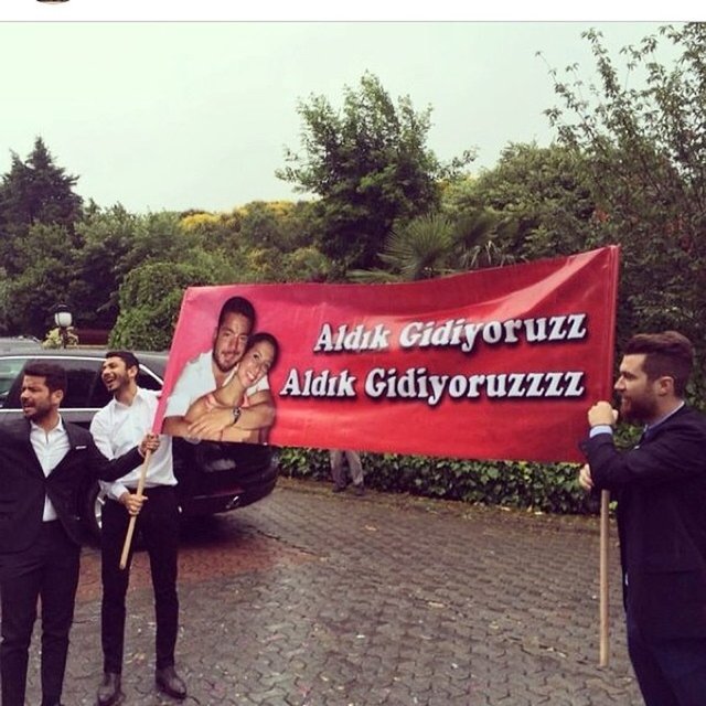 Gerçekleşecek düğün töreni için kız evine davul-zurna eşliğinde giden Volkan Bahçekapılı, eşi Buse Terim'le karşılıklı göbek attı. Bu görüntüleri ise Volkan Bahçekapalı'ya eşlik eden Oğulcan Engin paylaştı.