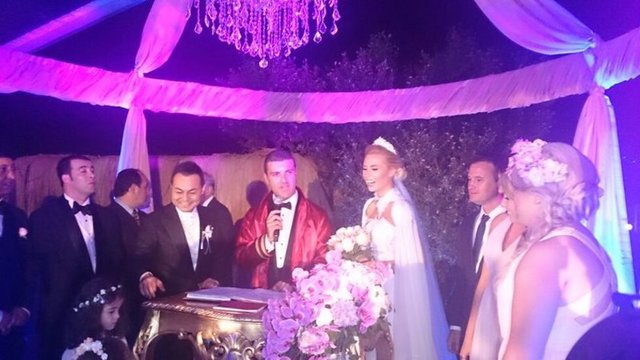 Ünlü şarkıcı Serdar Ortaç, dün akşam İrlandalı Chloe Loughnan ile evlendi. -