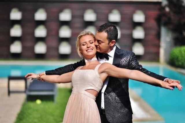 Popçu Serdar Ortaç, düğün fotoğraflarının çekimleri sırasında sevgilisi Chloe Loughnan'la arasındaki boy farkını kapatmak için takoz üzerinde poz verdi.