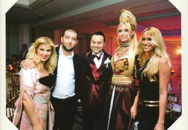 1.65 cm boyundaki Ortaç, takoz sayesinde 1.78'lik sevgilisinden birkaç santim uzun görünmeyi başardı.