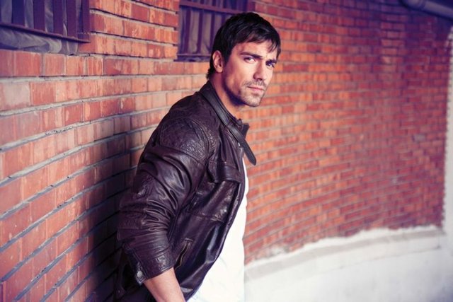 Los Angeles'ta arkadaşı Savaş Sırıkçı'nın yanında kalan İbrahim Çelikkol'un, bu süreçte Sinem Kobal ile Skype üzerinden haberleştiği iddia edildi. Çelikkol-Kobal ikilisini Meltem Cumbul tanıştırmıştı.