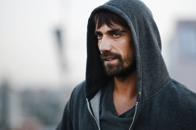 Yakışıklı oyuncu İbrahim Çelikkol'un Los Angeles'taki ünlü Coachella Festivali'nde kızlarla çekilen fotoğraflarını gören sevgilisi Sinem Kobal'ın kıskançlık krizine girdiği ortaya çıktı