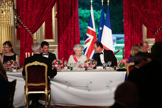 Fransa Cumhurbaşkanı François Hollande, önceki akşam, İngiltere Kraliçesi 2'nci Elizabeth onuruna başkent Paris'teki Elysee Sarayı'nda akşam yemeği verdi.