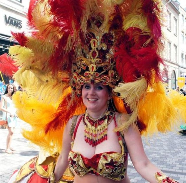 - Karnavalın ilk akşamı olan Cumartesi akşamı, katılımcı dans ve müzik gruplarının elemanları ile onları izleyenler sabahlara kadar dans edip eğlendi.