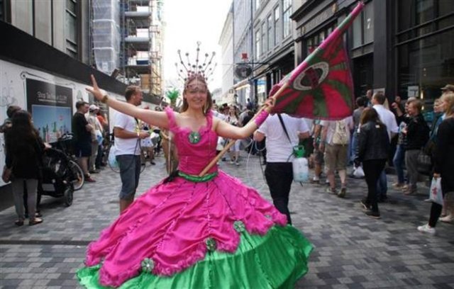 - Caddenin iki kenarını dolduran izleyiciler, ellerindeki cep telefonları, fotoğraf ve video kameraları ile en iyi görüntüyü yakalayabilmek için çaba harcadı.