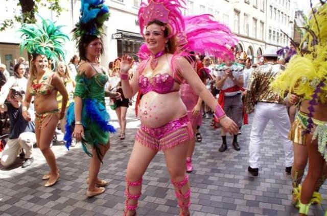 Kentin en işlek kesimlerinden biri olan Köbmagergade Caddesi'nden geçen karnaval gruplarındaki kadınlar arasında hamile olanlar dikkat çekti.