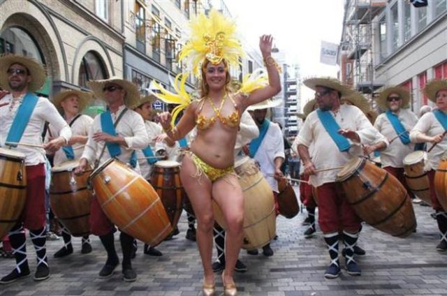 Brezilya, Arjantin, Kolombiya gibi ülkelerden gelen müzik gruplarının çaldıkları Samba, Rumba müzikleri eşliğinden ilginç, renkli giysileri ile birbirinden kıvrak danslar eden seksi kadınlar izleyenler tarafından beğenildi.