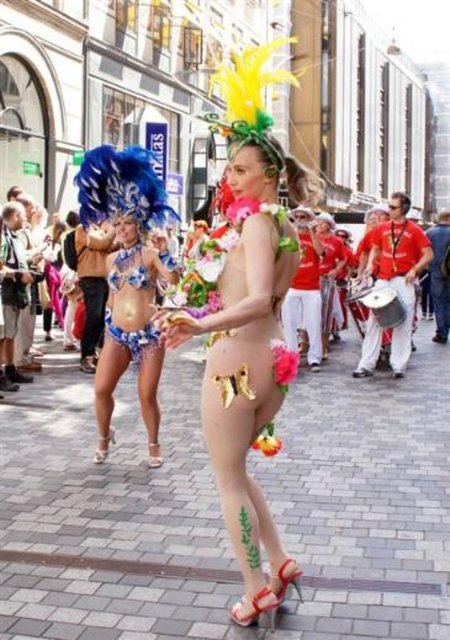 pazartesi günü, karnavala katılan dans ve müzik grupları arasında en iyilerinin belirlenerek ödül verileceğini söyledi.