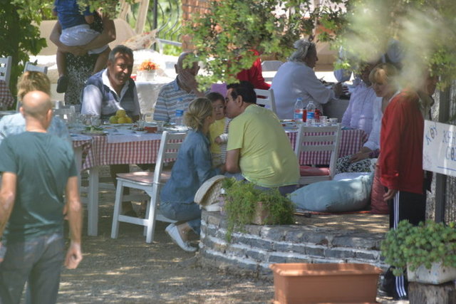 Tatlıses, dostlarının da eşlik ettiği kahvaltıda kızı Elif Ada'yı öpücüklere boğdu.