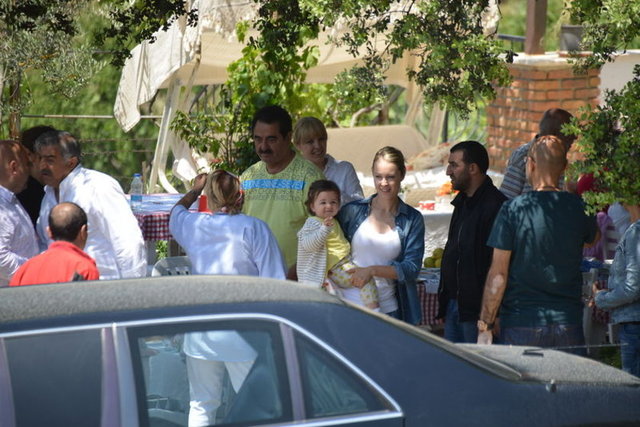 İmparator, mekânda bulunan hayranlarının fotoğraf çektirme isteklerini de kırmadı.