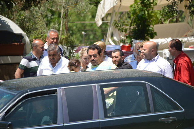 İmparator'un mutlu günü! Aralık 2013'te şiddetli geçimsizlik nedeniyle boşanan İbrahim Tatlıses ile Ayşegül Yıldız, önceki gün Bodrum Yalıkavak'ta birlikte kahvaltı yaptı.