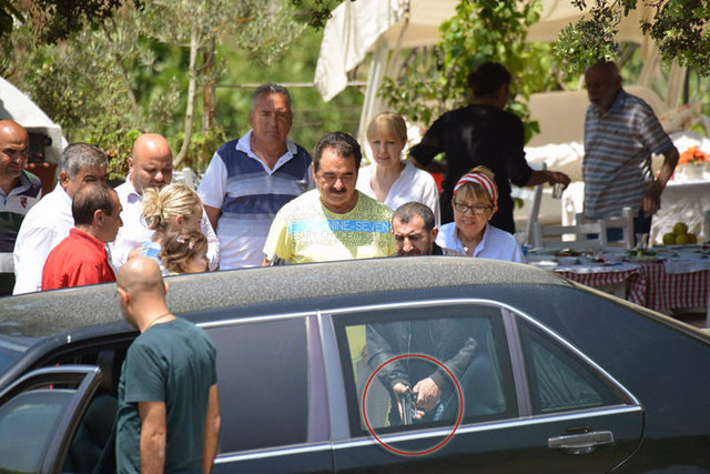 Bu arada Tatlıses otomobiline binerken korumasının elindeki silah dikkatlerden kaçmadı.