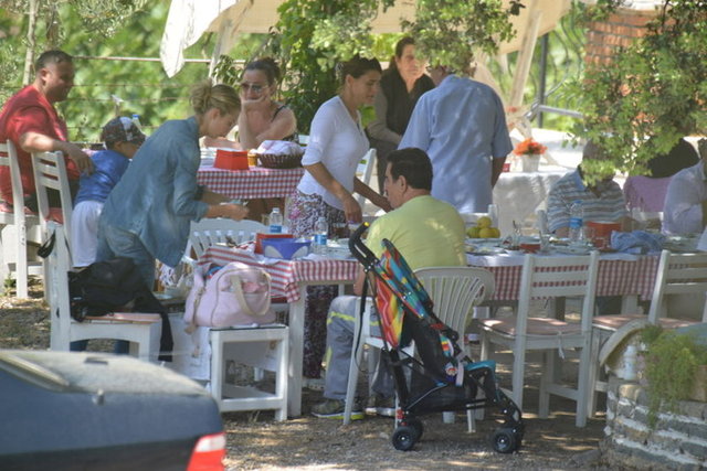 ELİF ADA BABASIYLA GİTMEK İSTEDİKahvaltı sonrası İbrahim Tatlıses hesabı, Ayşegül Yıldız'dan aldığı parayla ödedi.
