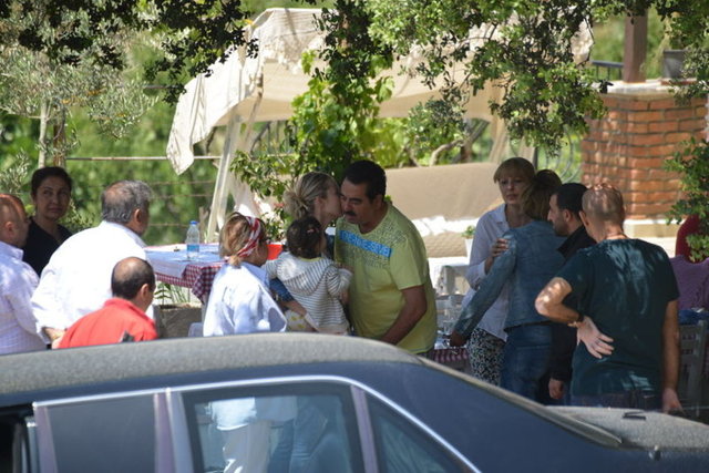 Yıldız'ın ayrılırken eski eşi Tatlıses'i otomobiline kadar uğurlayıp öptüğü görüldü.