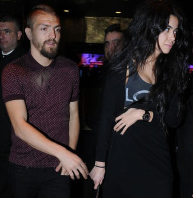 Caner Erkin, önceki akşam eşi Asena'yla eğlenmek için gittiği kulüpte gazetecilere saldırdı.